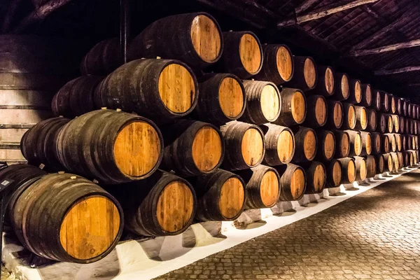 Vaten in de wijnkelder in Porto — Stockfoto