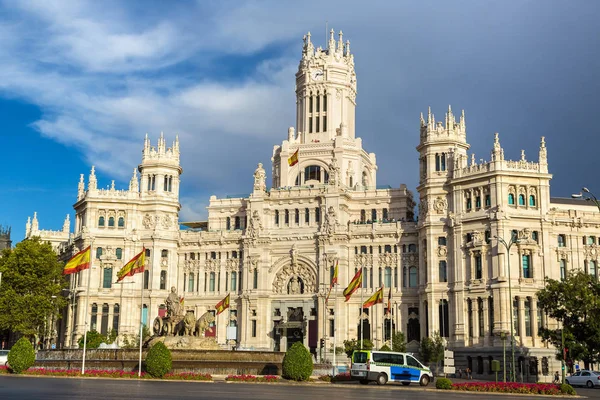 Palacio de Cibeles y Fuente de Cibeles en la Plaza de Cibeles de Madrid — Foto de Stock