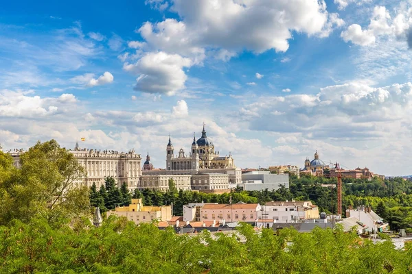 Catedral de la Almudena y Palacio Real de Madrid — Foto de Stock