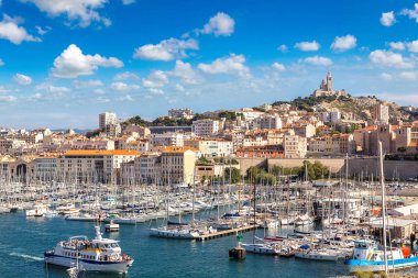 Notre Dame de la Garde ve Marsilya, Fransa eski liman Bazilikası hava panoramik görünüm