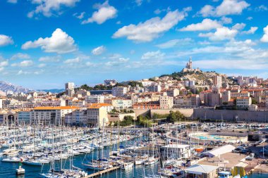 Notre Dame de la Garde ve Marsilya, Fransa eski liman Bazilikası hava panoramik görünüm