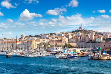 Notre Dame de la Garde ve Marsilya, Fransa eski liman Bazilikası hava panoramik görünüm