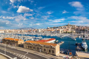 Notre Dame de la Garde ve Marsilya, Fransa eski liman Bazilikası hava panoramik görünüm