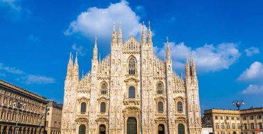 Ünlü Milano Katedrali'ne, bir güzel yaz günü içinde Duomo Milan, İtalya