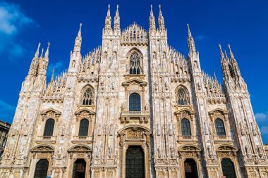 Ünlü Milano Katedrali'ne, bir güzel yaz günü içinde Duomo Milan, İtalya