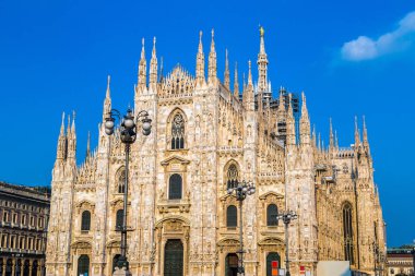 Ünlü Milano Katedrali'ne, bir güzel yaz günü içinde Duomo Milan, İtalya