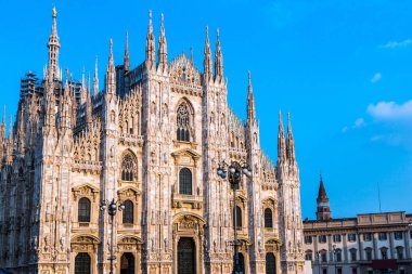 Ünlü Milano Katedrali'ne, bir güzel yaz günü içinde Duomo Milan, İtalya