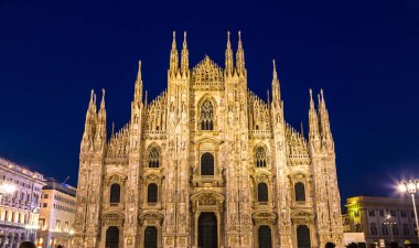 Ünlü Milano Katedrali'ne, bir güzel yaz gece Duomo Milan, İtalya