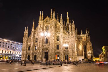 Ünlü Milano Katedrali'ne, bir güzel yaz gece Duomo Milan, İtalya