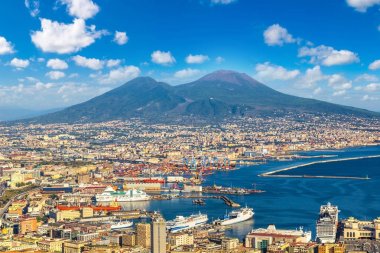 Napoli (Naples) ve gün batımında arka planda bir yaz günü, İtalya, Campania bölgesinin en bilinen Vezüv Yanardağı