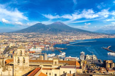 Napoli (Naples) ve gün batımında arka planda bir yaz günü, İtalya, Campania bölgesinin en bilinen Vezüv Yanardağı