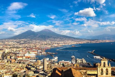 Napoli (Naples) ve gün batımında arka planda bir yaz günü, İtalya, Campania bölgesinin en bilinen Vezüv Yanardağı