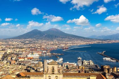 Napoli (Naples) ve gün batımında arka planda bir yaz günü, İtalya, Campania bölgesinin en bilinen Vezüv Yanardağı