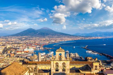 Napoli (Naples) ve gün batımında arka planda bir yaz günü, İtalya, Campania bölgesinin en bilinen Vezüv Yanardağı