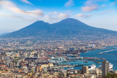 Napoli (Naples) ve gün batımında arka planda bir yaz günü, İtalya, Campania bölgesinin en bilinen Vezüv Yanardağı