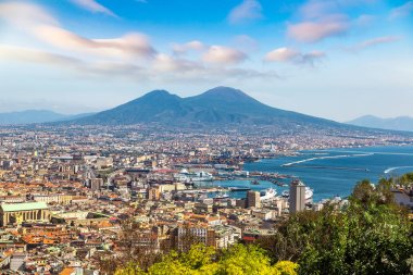 Napoli (Naples) ve gün batımında arka planda bir yaz günü, İtalya, Campania bölgesinin en bilinen Vezüv Yanardağı