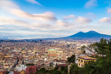 Napoli (Naples) ve gün batımında arka planda bir yaz günü, İtalya, Campania bölgesinin en bilinen Vezüv Yanardağı