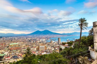 Napoli (Naples) ve gün batımında arka planda bir yaz günü, İtalya, Campania bölgesinin en bilinen Vezüv Yanardağı