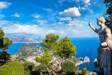 Capri Adası İtalya 'da güzel bir yaz gününde
