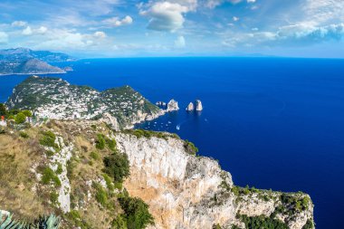 Capri Adası İtalya 'da güzel bir yaz gününde