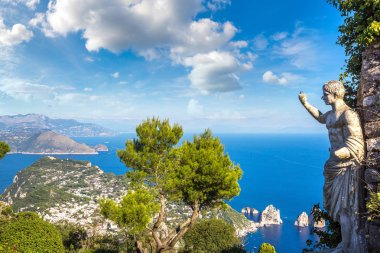Capri Adası İtalya 'da güzel bir yaz gününde