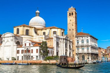 Gondol Venedik Canal Grande üzerinde