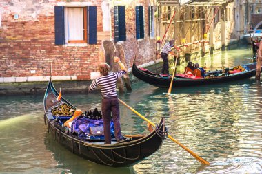 Gondol Venedik Canal Grande üzerinde