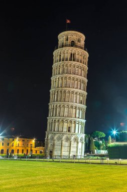 Pisa Kulesi yaslanmış