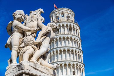 Pisa Kulesi melekler heykeli ile bir yaz günü İtalya'da yaslanmış.