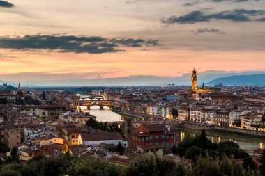 İtalya, Floransa 'daki Santa Maria del Fiore katedrali üzerinde panoramik günbatımı