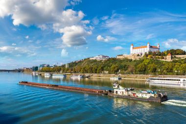 Bratislava, Slovakya bir yaz günü içinde bir tepede Ortaçağ Kalesi