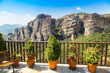 Balkon Meteora, Yunanistan içinde manastır bir yaz günü göster