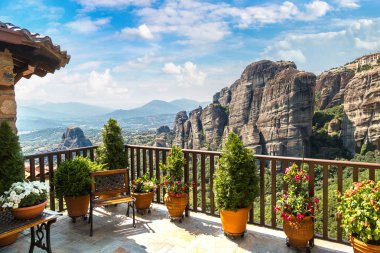 Balkon Meteora, Yunanistan içinde manastır bir yaz günü göster
