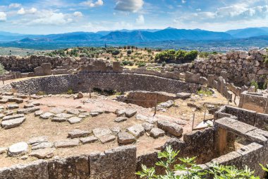 Krallar ve antik şehirde Mycenae, Yunanistan bir yaz günü kalıntıları Türbesi