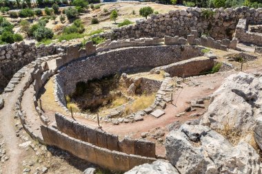 Krallar ve antik şehirde Mycenae, Yunanistan bir yaz günü kalıntıları Türbesi