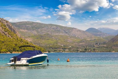 Bir yaz günü, Yunanistan ın Loutraki yakınlarında Vouliagmeni Gölü