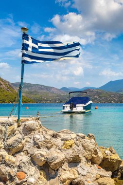 Vouliagmeni Gölü ve Yunan bayrağı Loutraki yakınlarında bir yaz günü, Yunanistan