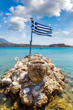 Vouliagmeni Gölü ve Yunan bayrağı Loutraki yakınlarında bir yaz günü, Yunanistan