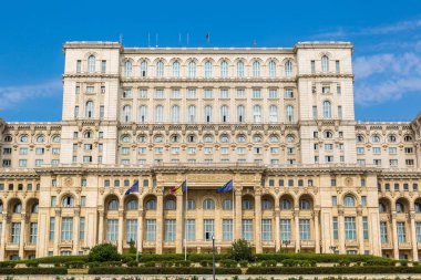 Bir yaz günü Meclis'te Bükreş, Romanya Sarayı