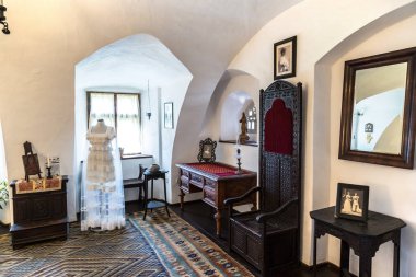 Transilvanya, Romanya - 15 Haziran 2015: İç in Bran Şatosu (Drakula'nın Şatosu) bir yaz günü, Transilvanya, Romanya