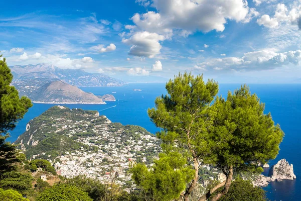 イタリアの美しい夏の日のカプリ島 — ストック写真