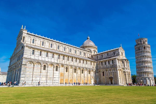 Leaning tower and Pisa cathedral — Stock Photo, Image
