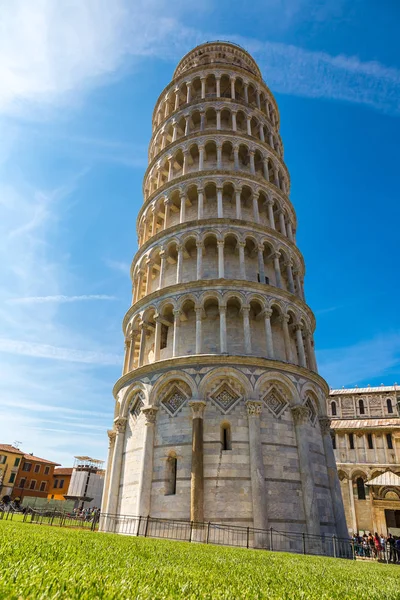 Schiefer Turm in Pisa — Stockfoto