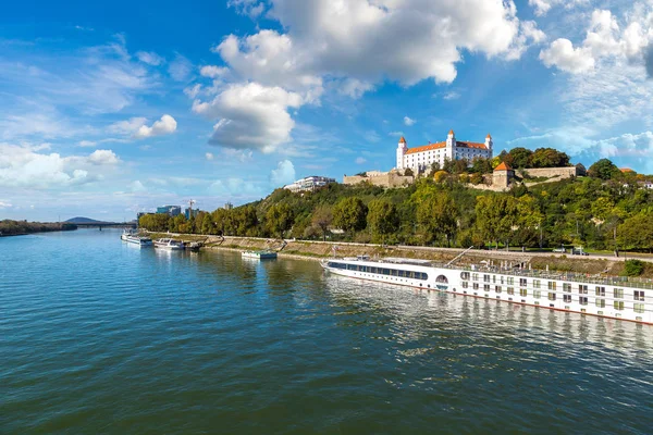 Середньовічний Замок Пагорбі Літній День Братиславі — стокове фото