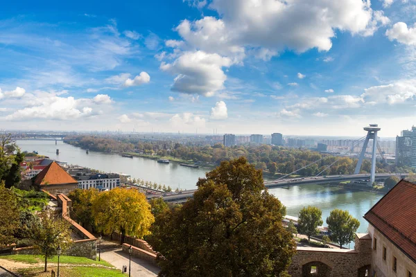 Panoraamanäkymä Bratislavaan — kuvapankkivalokuva