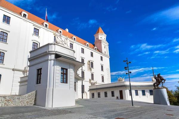 Castelo Medieval Uma Colina Dia Verão Bratislava Eslováquia — Fotografia de Stock