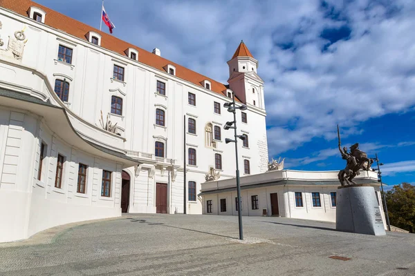 Castillo Medieval Una Colina Día Verano Bratislava Eslovaquia — Foto de Stock