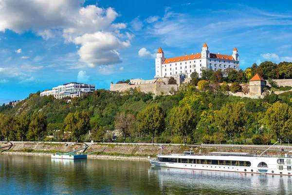 Mittelalterliche Burg Auf Einem Hügel Einem Sommertag Bratislava Slowakei — Stockfoto
