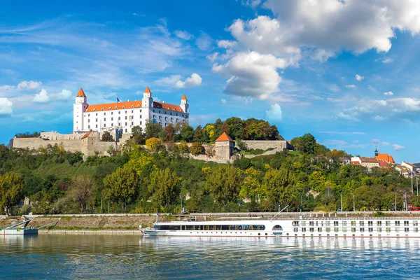 Středověký Hrad Kopci Letní Den Bratislavě Slovensko — Stock fotografie