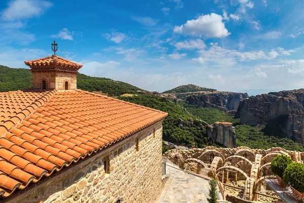 ギリシャの岩の上に修道院 — ストック写真